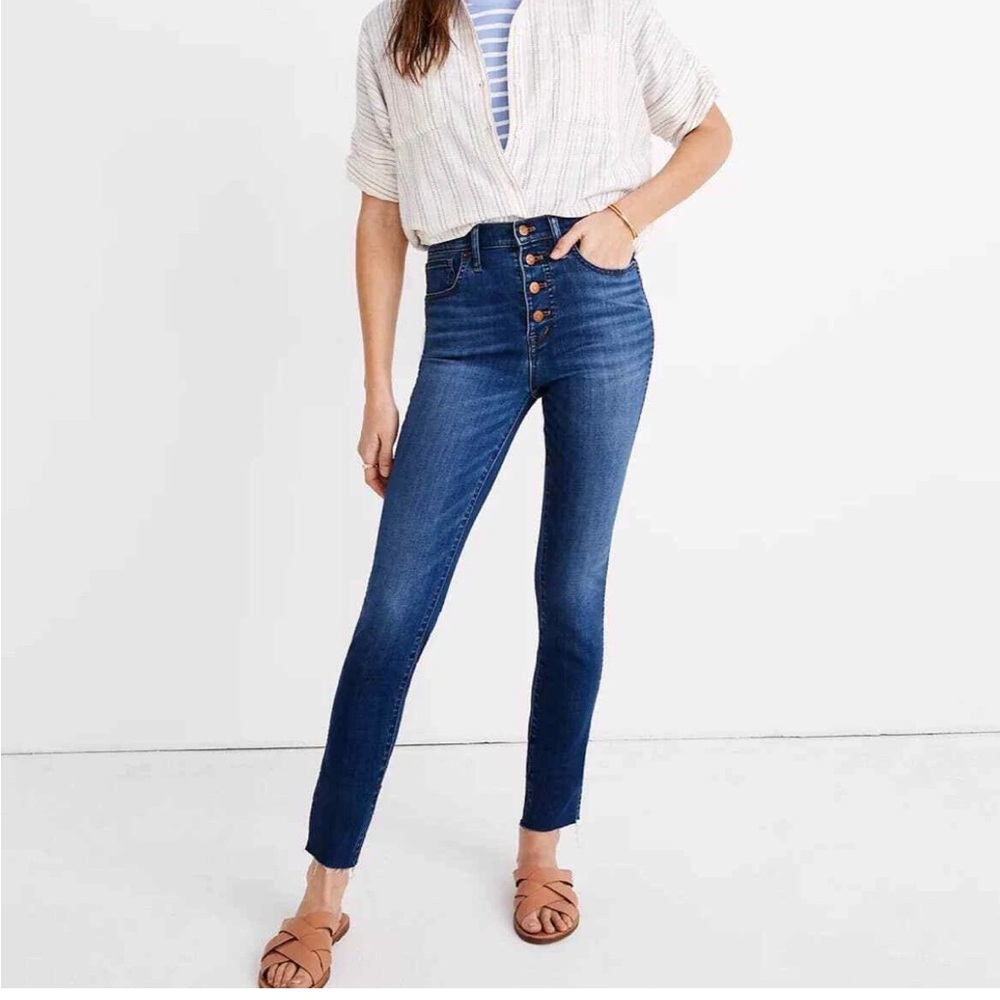 Madewell 10” hi rise skinny single jeans w/distressed hem. Preowned but no flaws